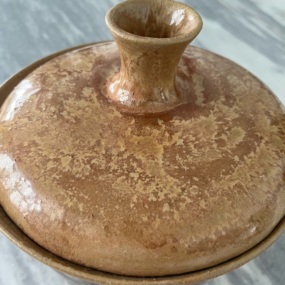 Amazing large vintage made by artisan covered serving vessel pot with lid - Picture 15 of 16